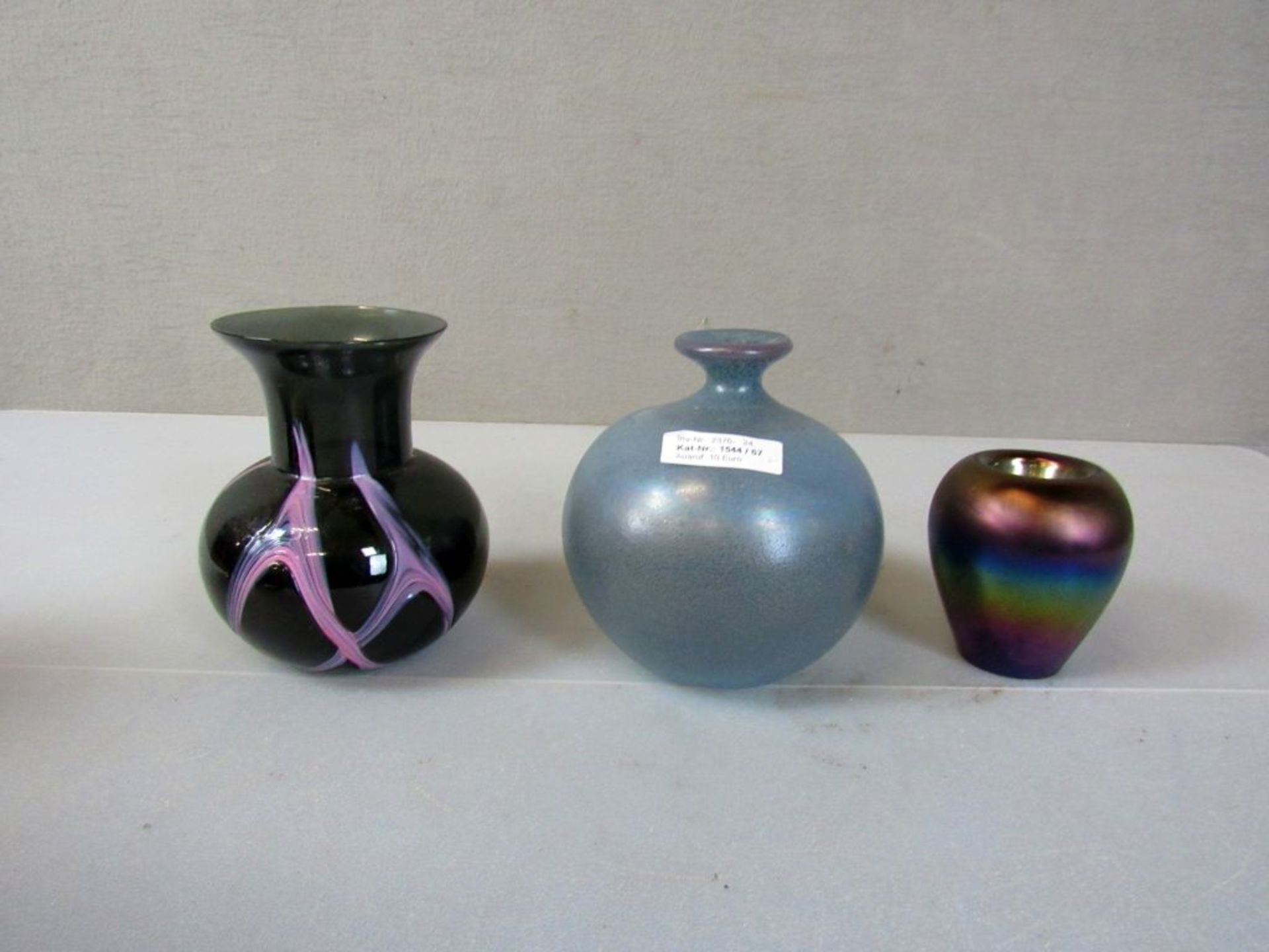 Drei Designer Vasen teilweise