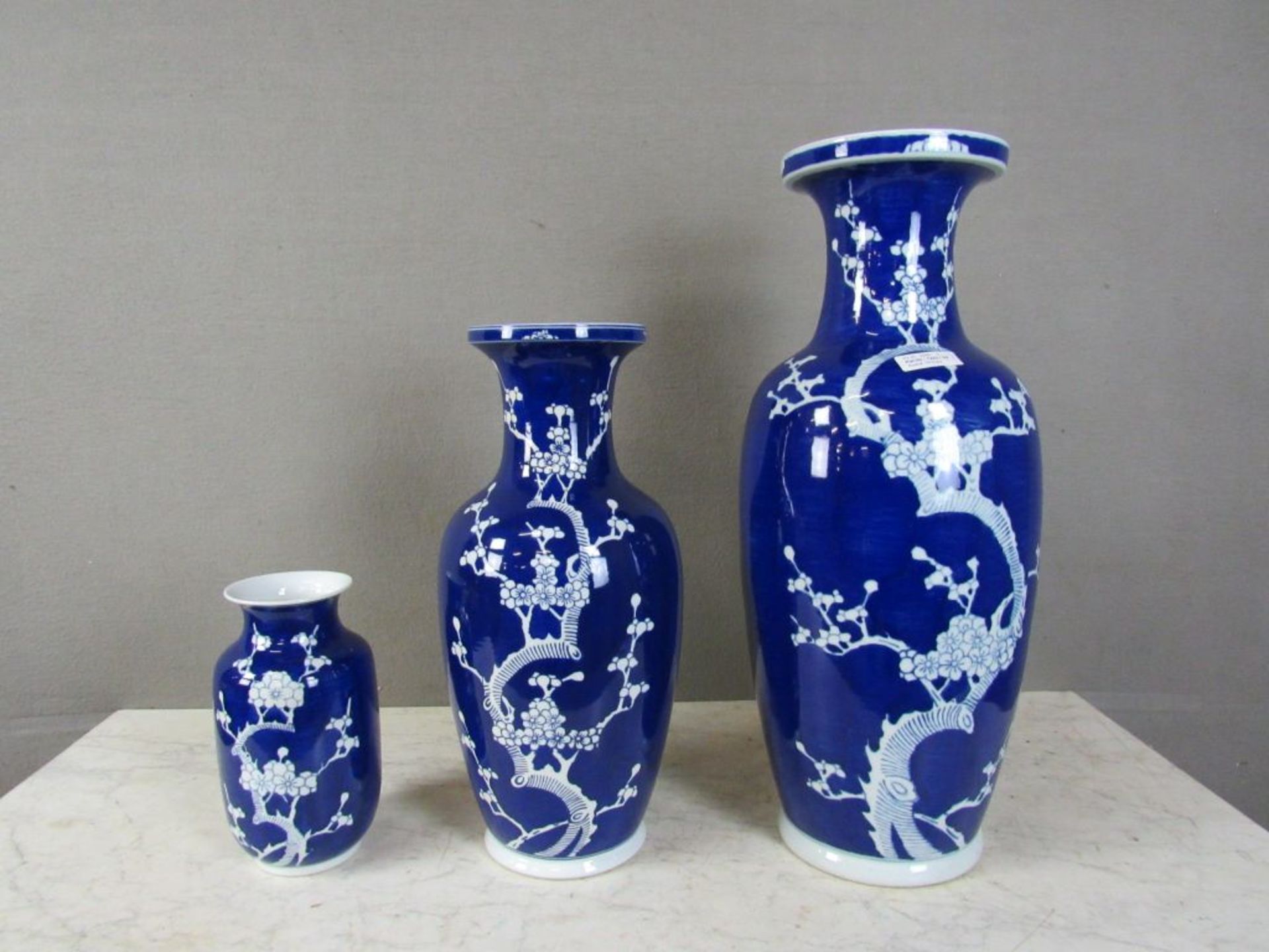 Drei asiatische Vasen Blumendekor blau