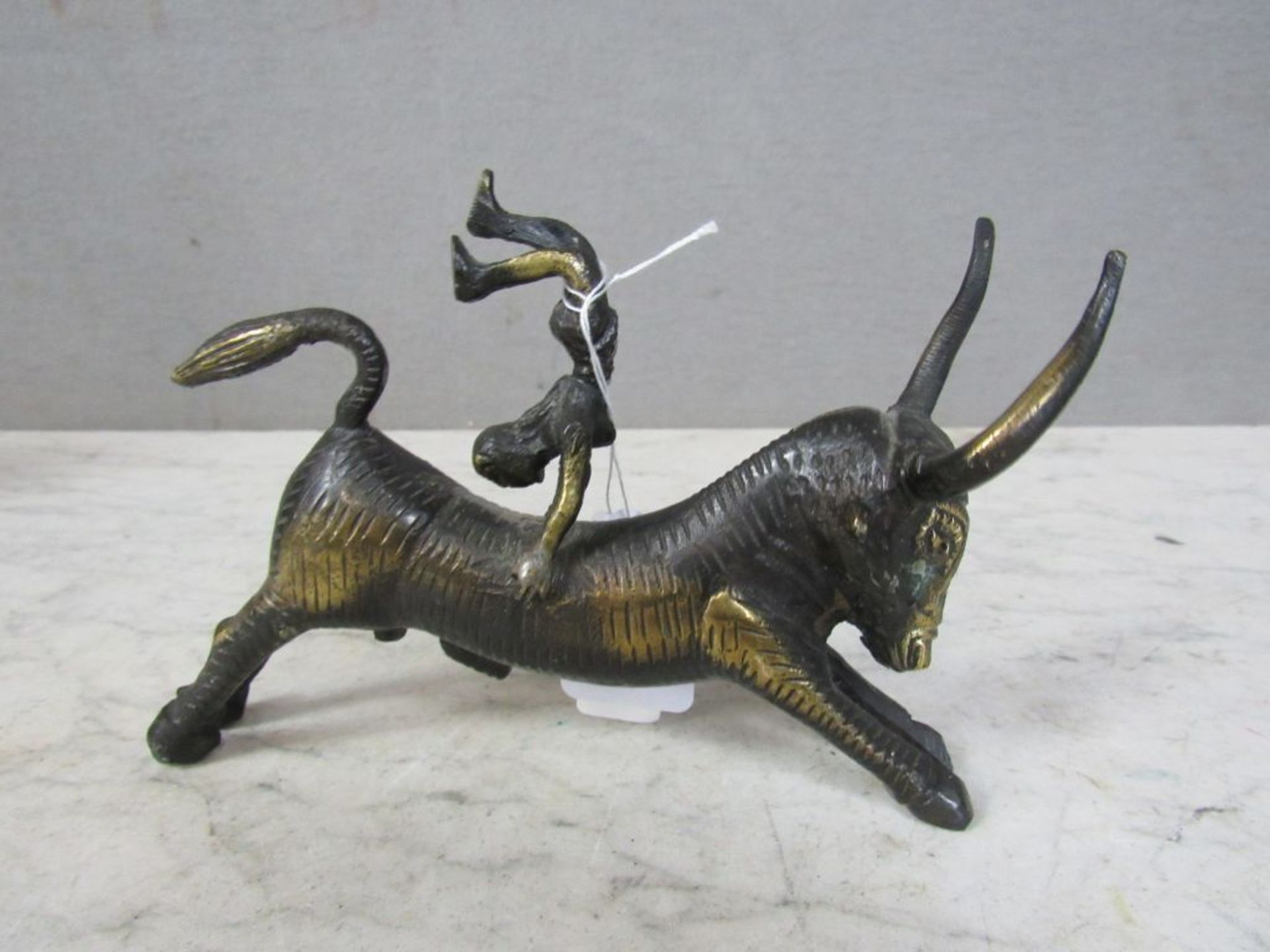Bronzefigur Akrobatin auf Stier,