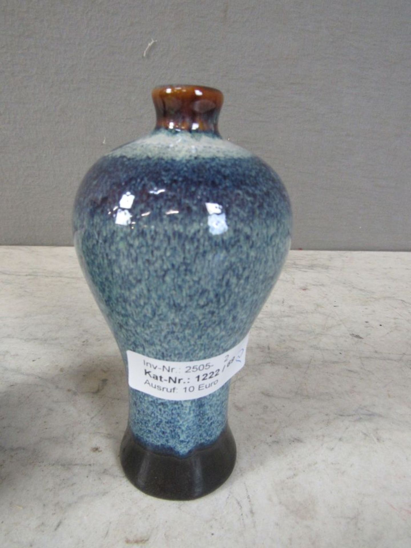 Zwei Vasen farbig staffierte Keramik - Bild 3 aus 6