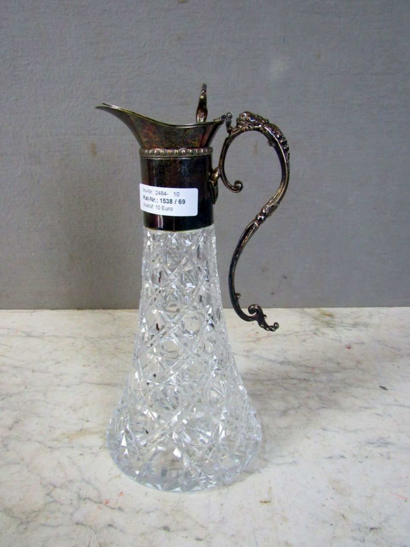Antike Glaskaraffe mit Metallmontur