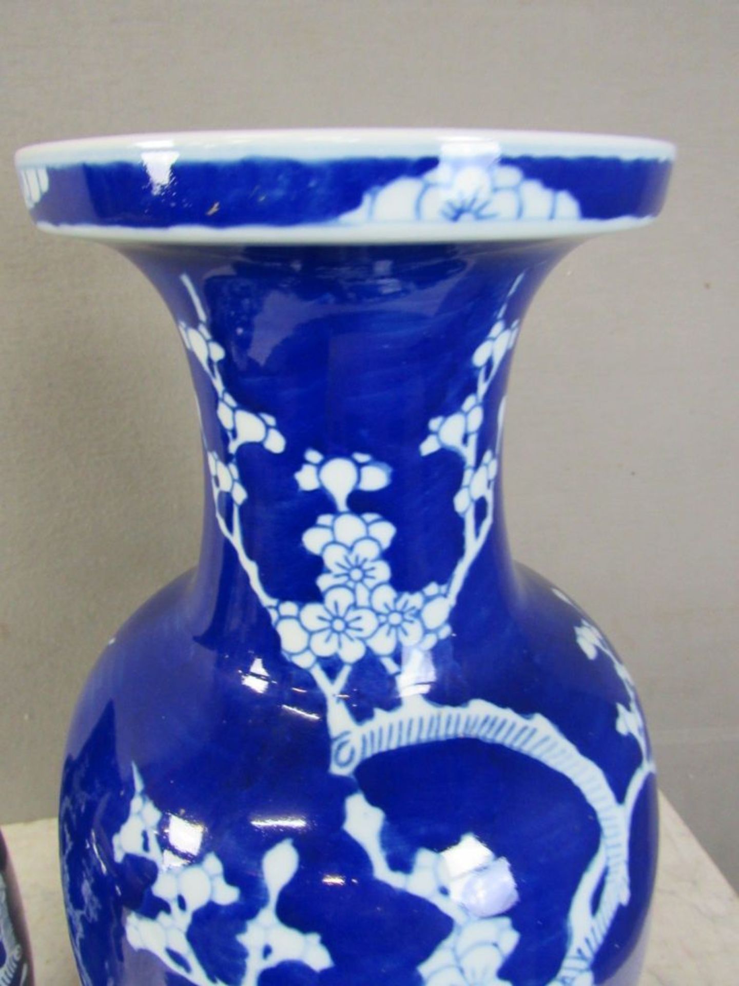 Drei asiatische Vasen Blumendekor blau - Image 7 of 8