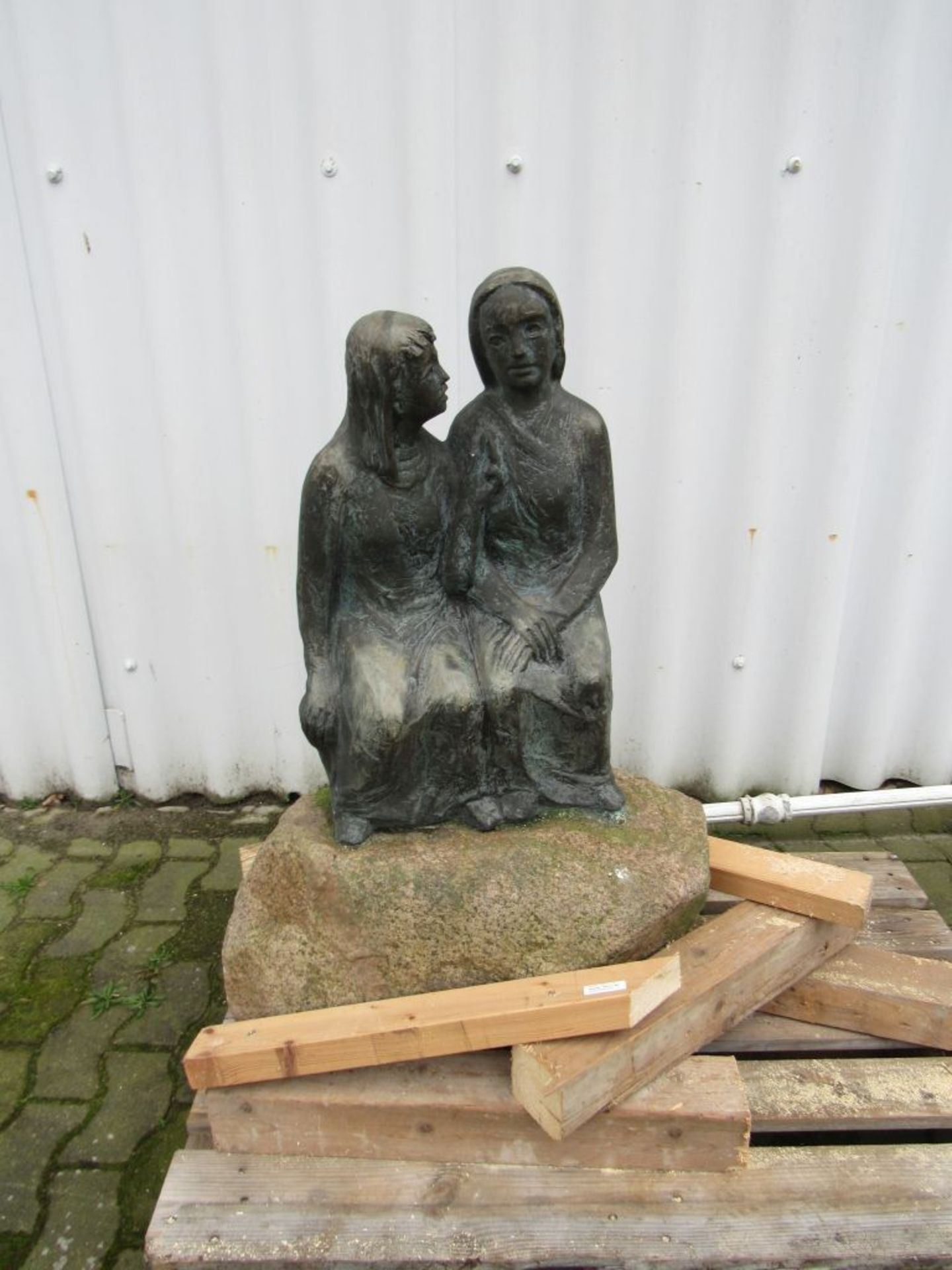 Bronze Skulptur Mann und Frau sitzend