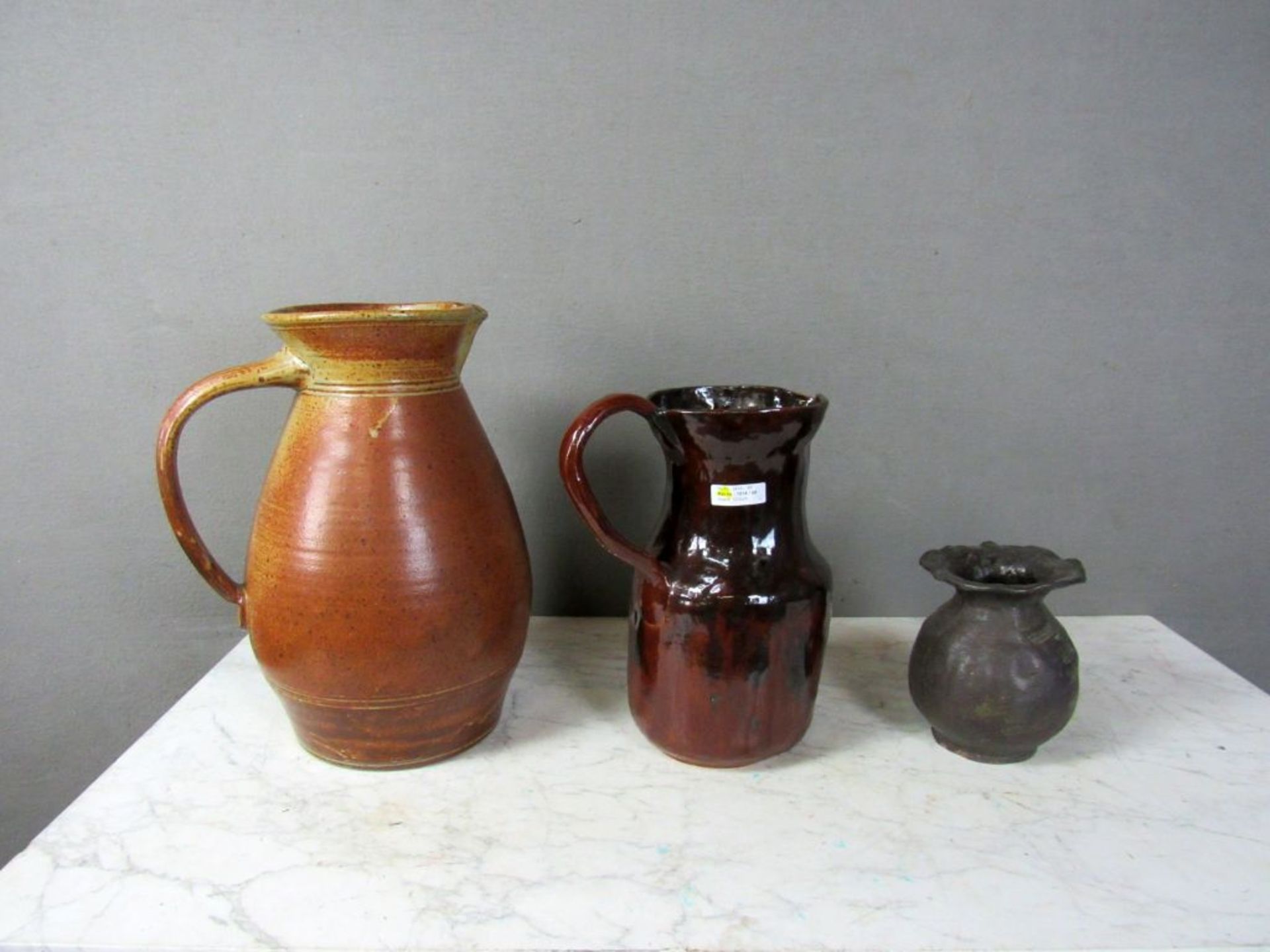 Drei Keramikkannen teilweise gemarkt