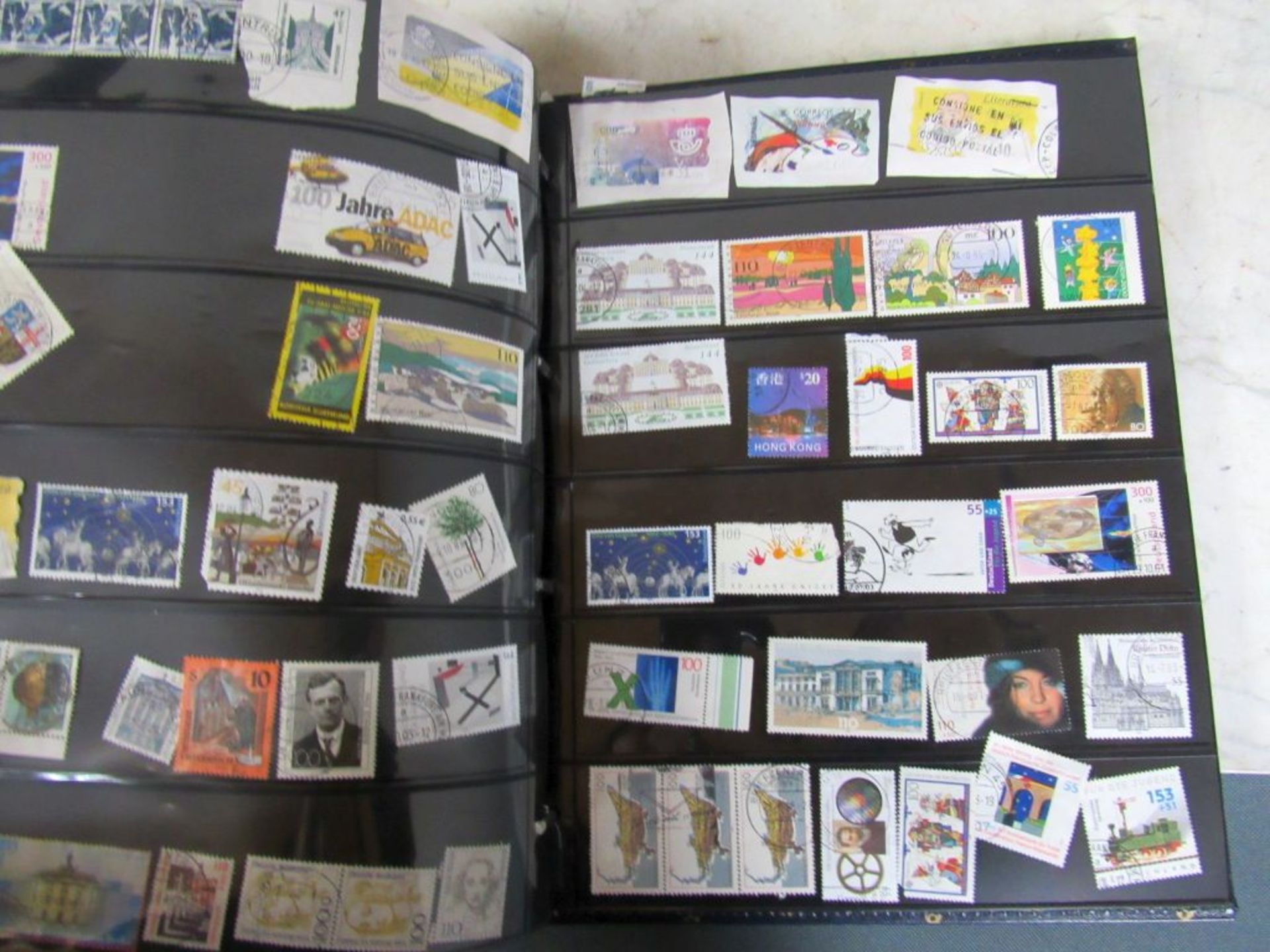 Vier Alben Briefmarken und Postkarten - Image 2 of 10