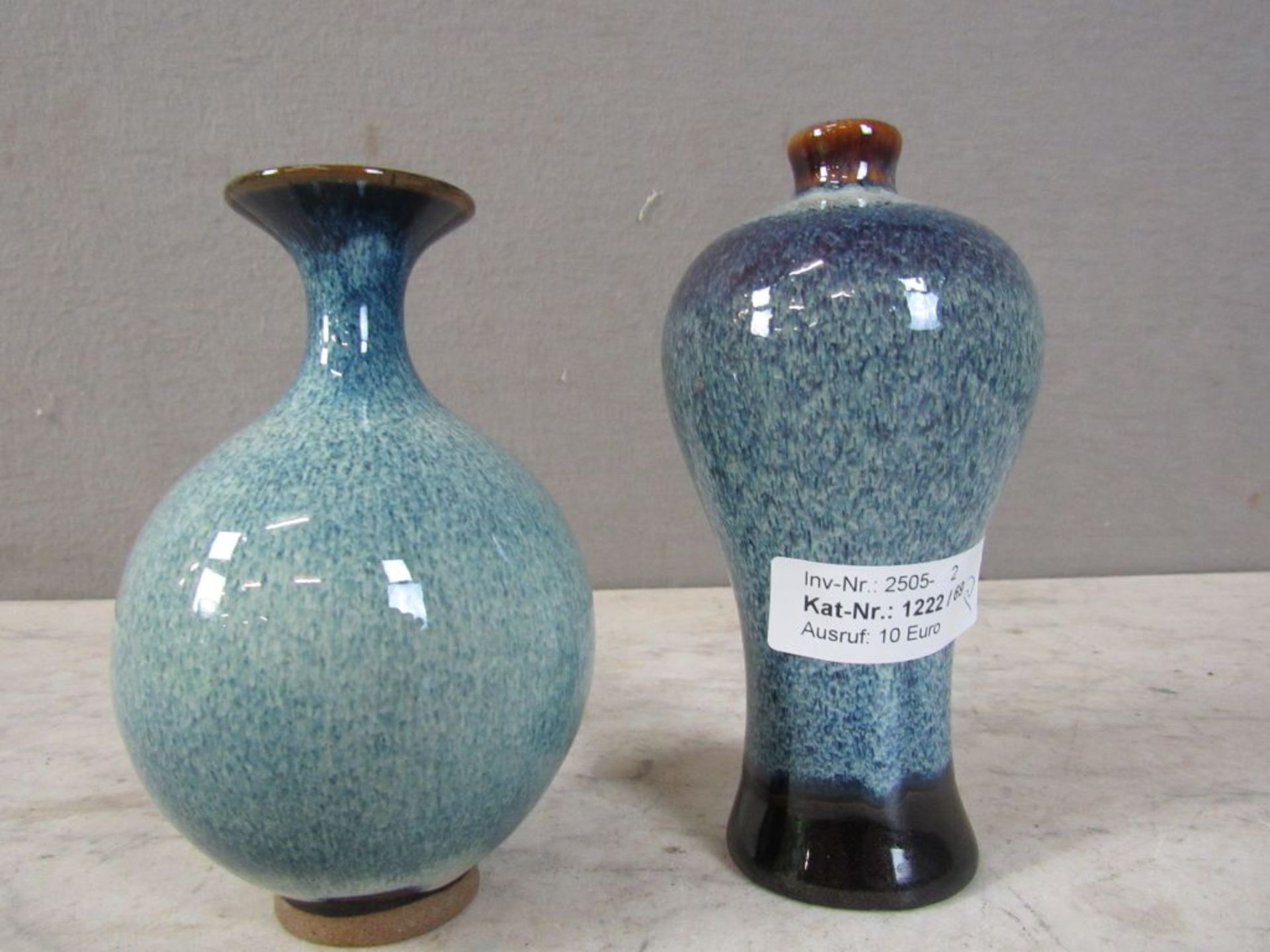 Zwei Vasen farbig staffierte Keramik - Bild 5 aus 6