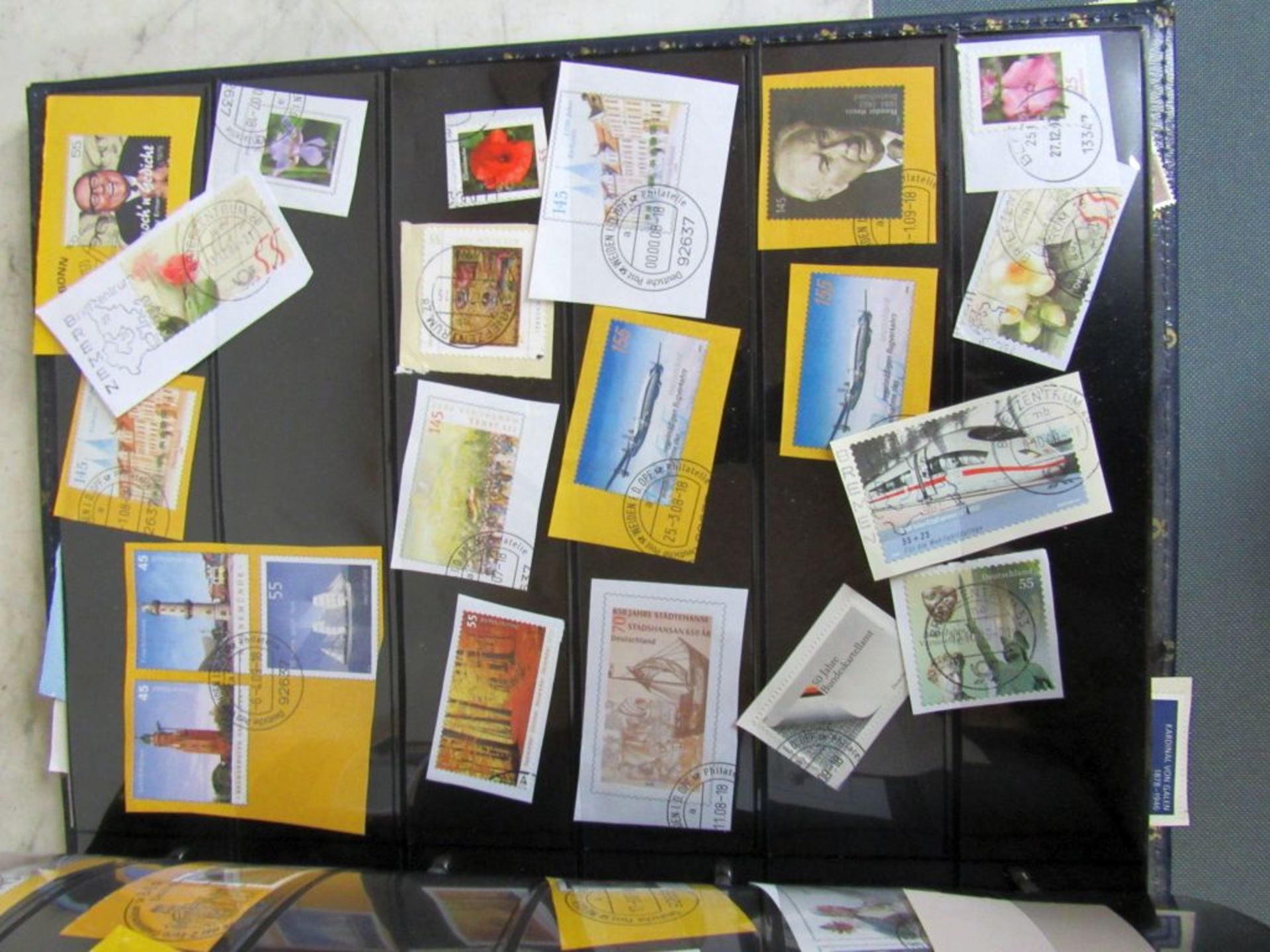 Vier Alben Briefmarken und Postkarten - Image 8 of 10