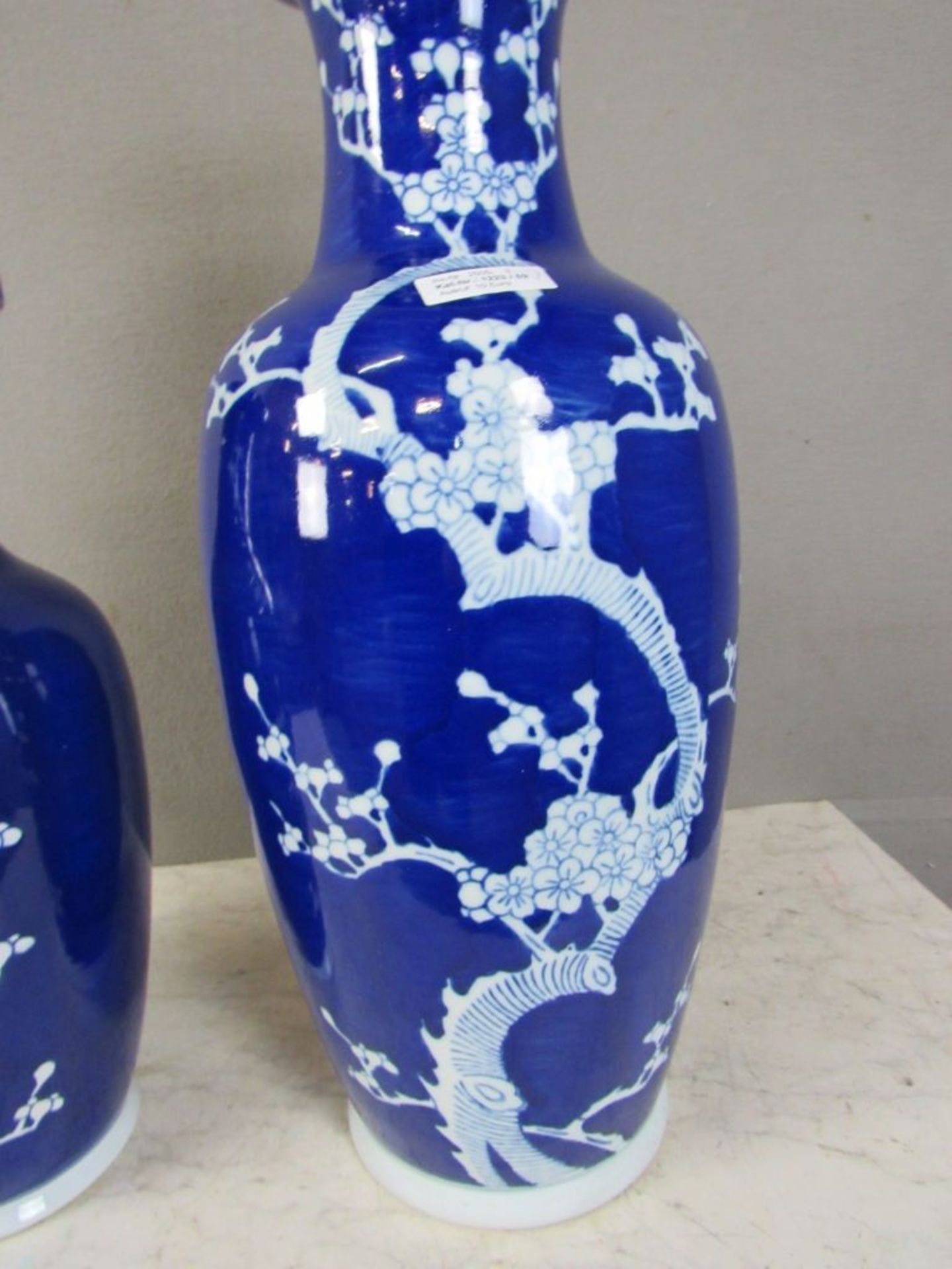 Drei asiatische Vasen Blumendekor blau - Image 3 of 8
