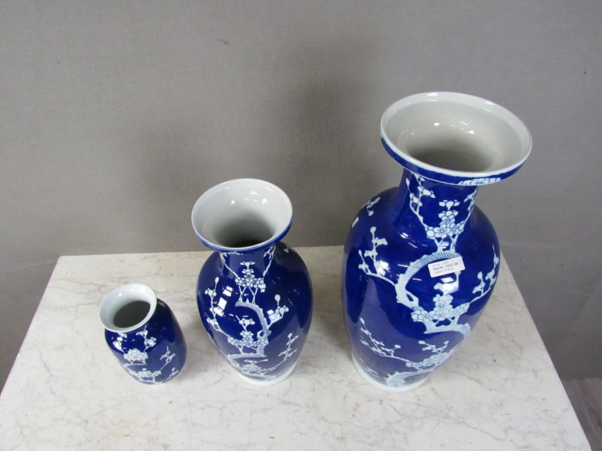 Drei asiatische Vasen Blumendekor blau - Image 2 of 8