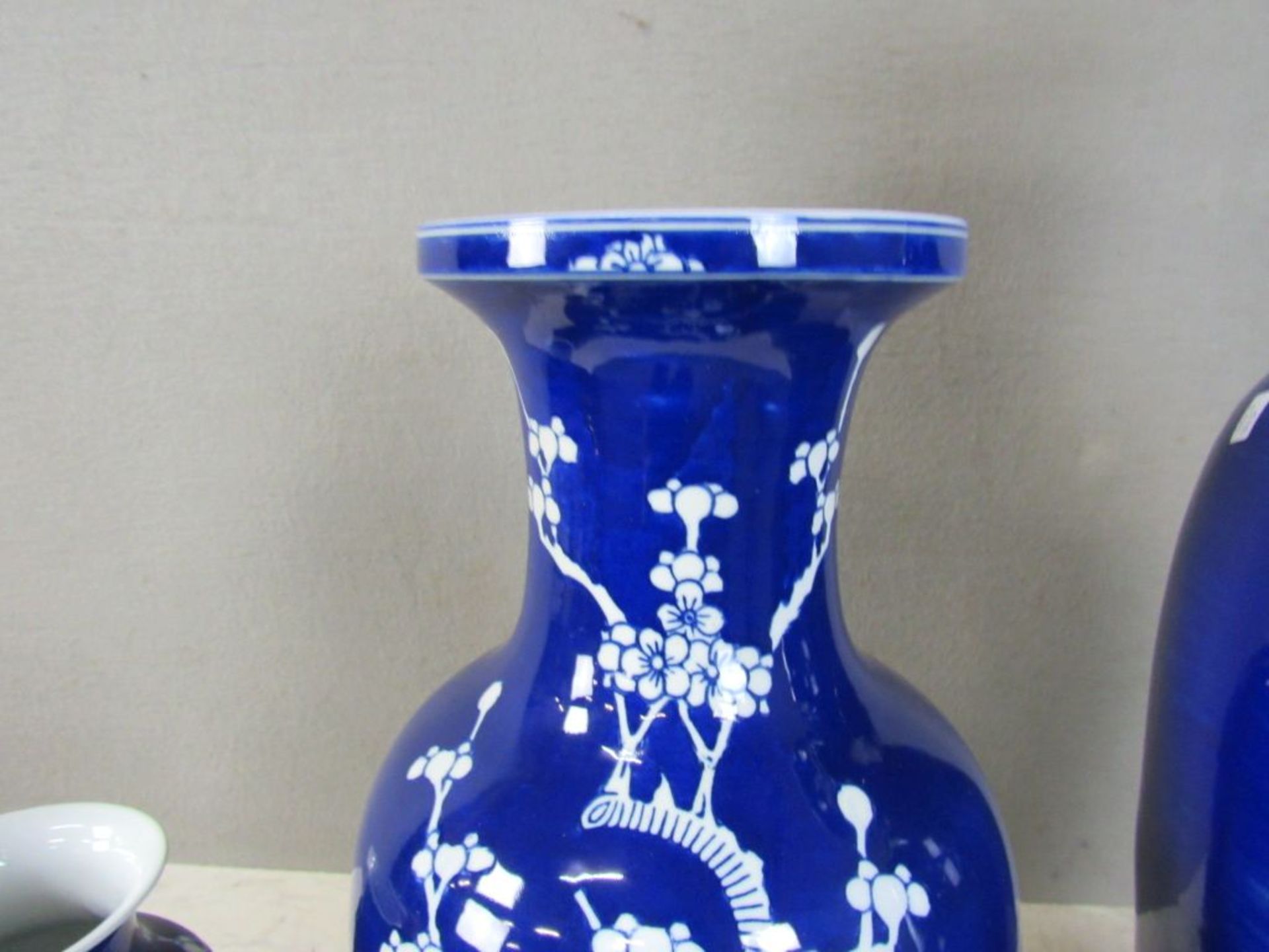 Drei asiatische Vasen Blumendekor blau - Image 4 of 8