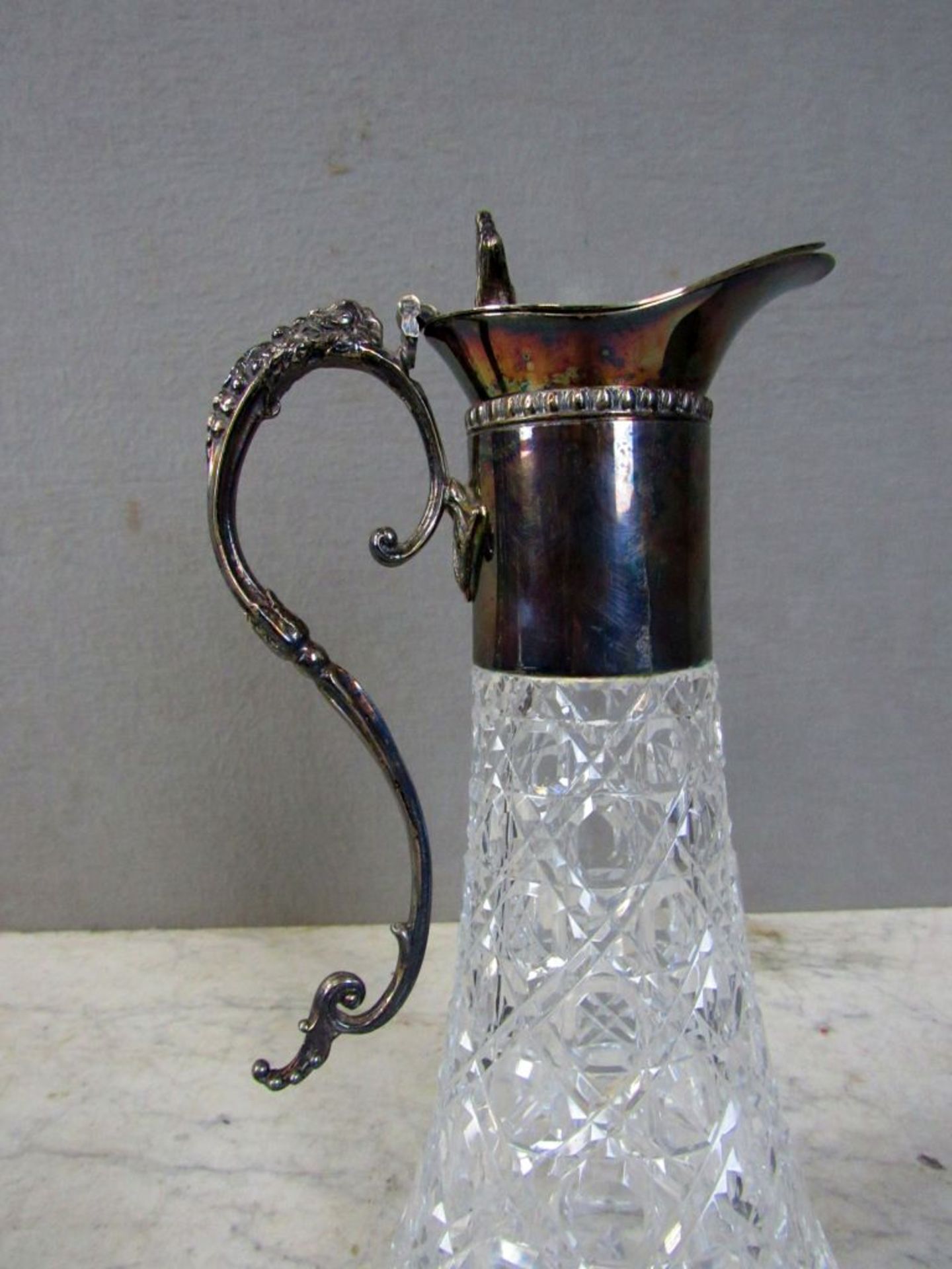 Antike Glaskaraffe mit Metallmontur - Image 8 of 9