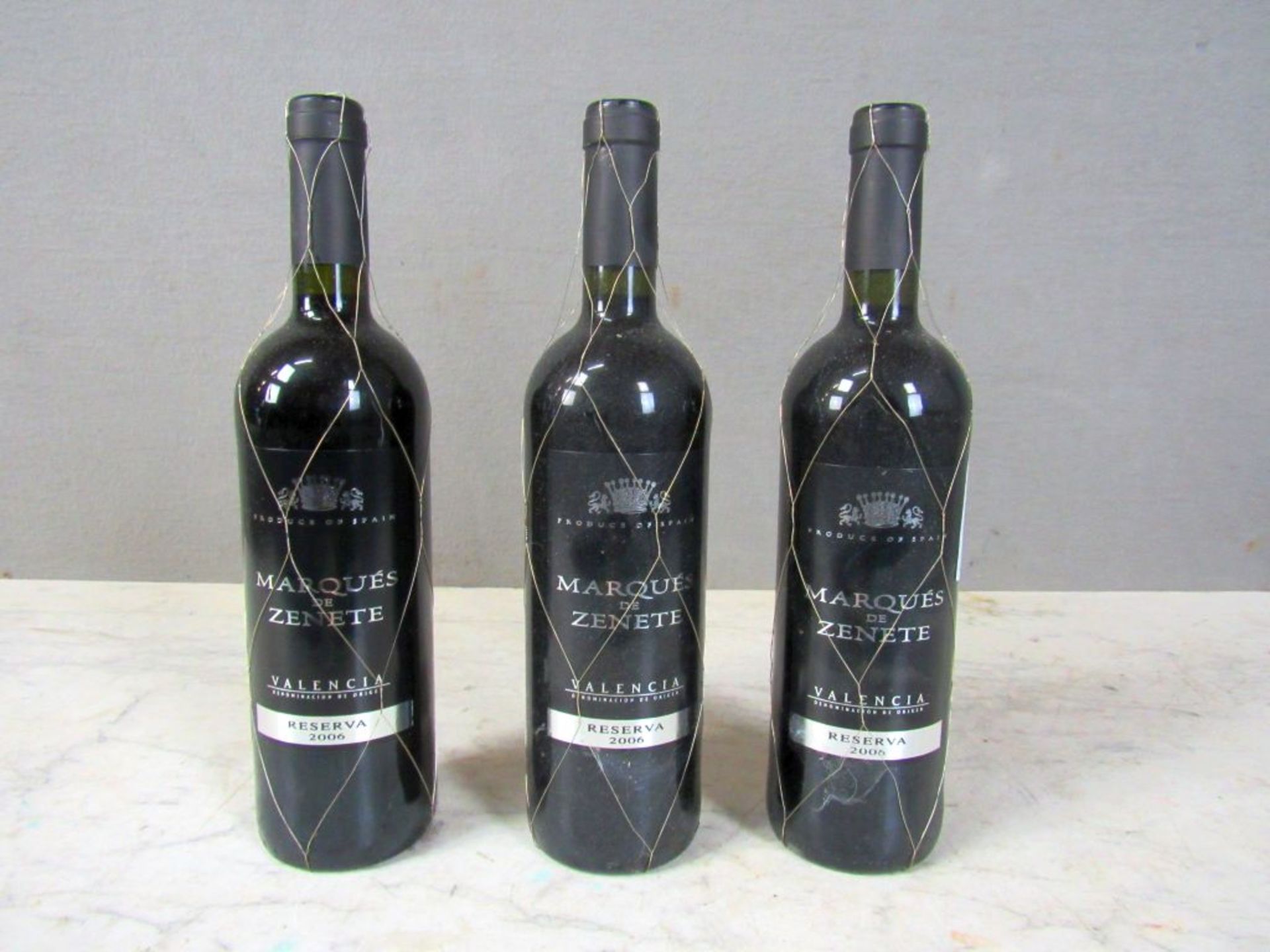 Drei Flaschen Rotwein Valenzia