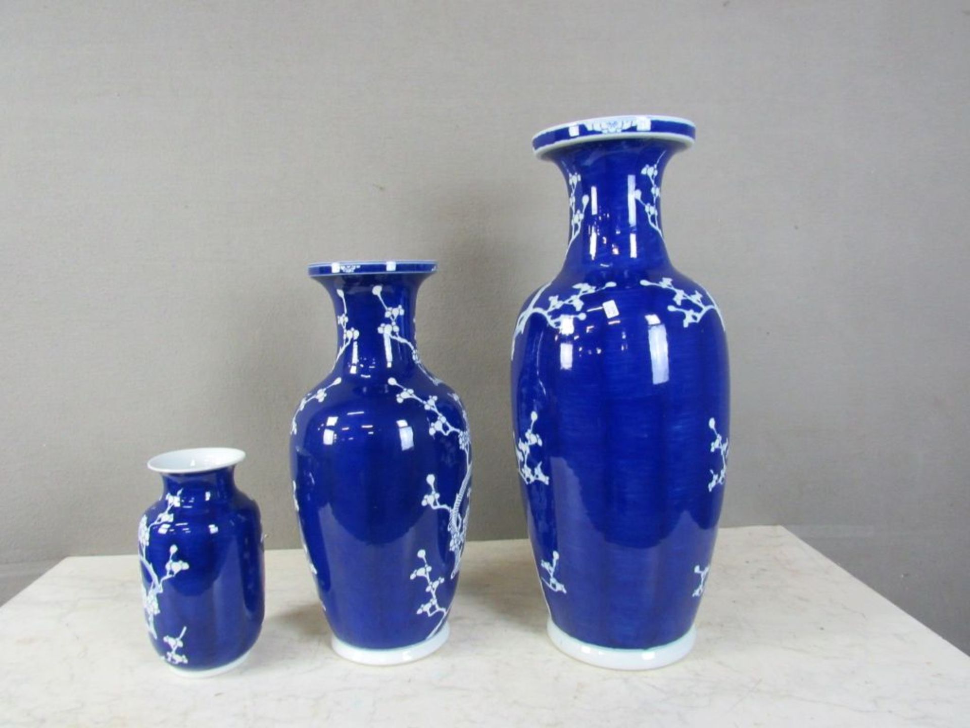 Drei asiatische Vasen Blumendekor blau - Image 6 of 8