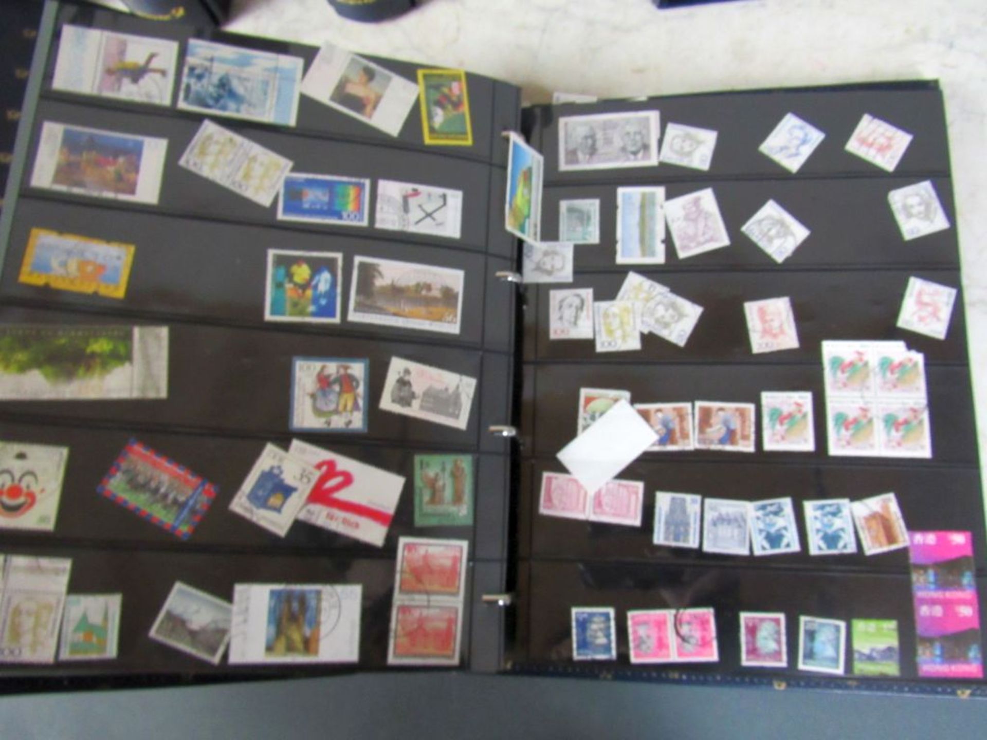 Vier Alben Briefmarken und Postkarten - Image 3 of 10