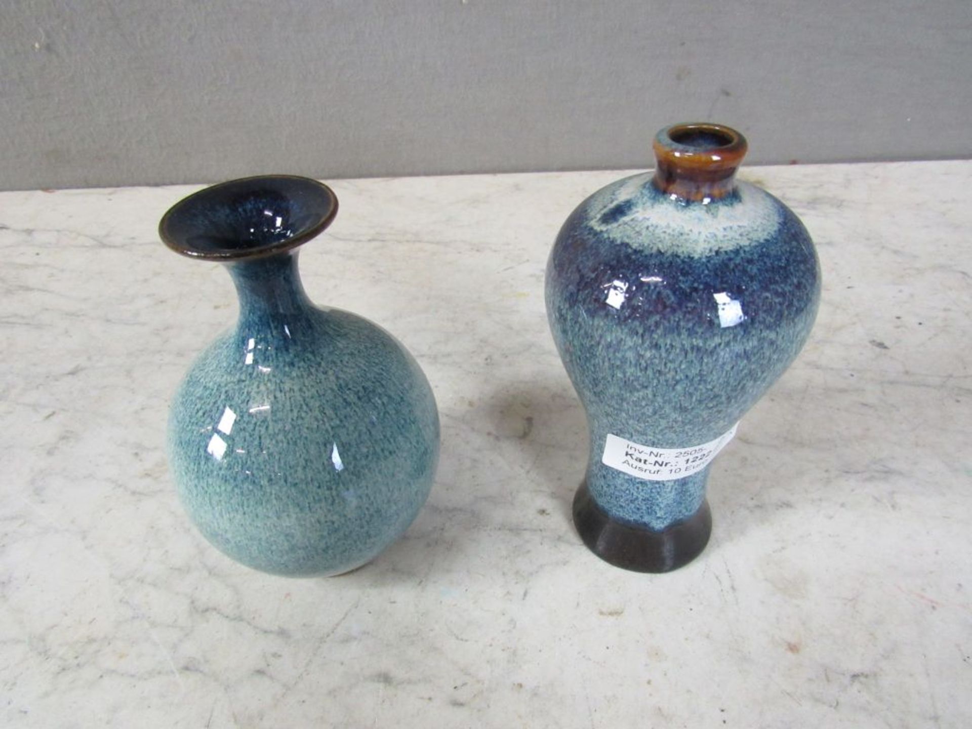 Zwei Vasen farbig staffierte Keramik - Bild 2 aus 6