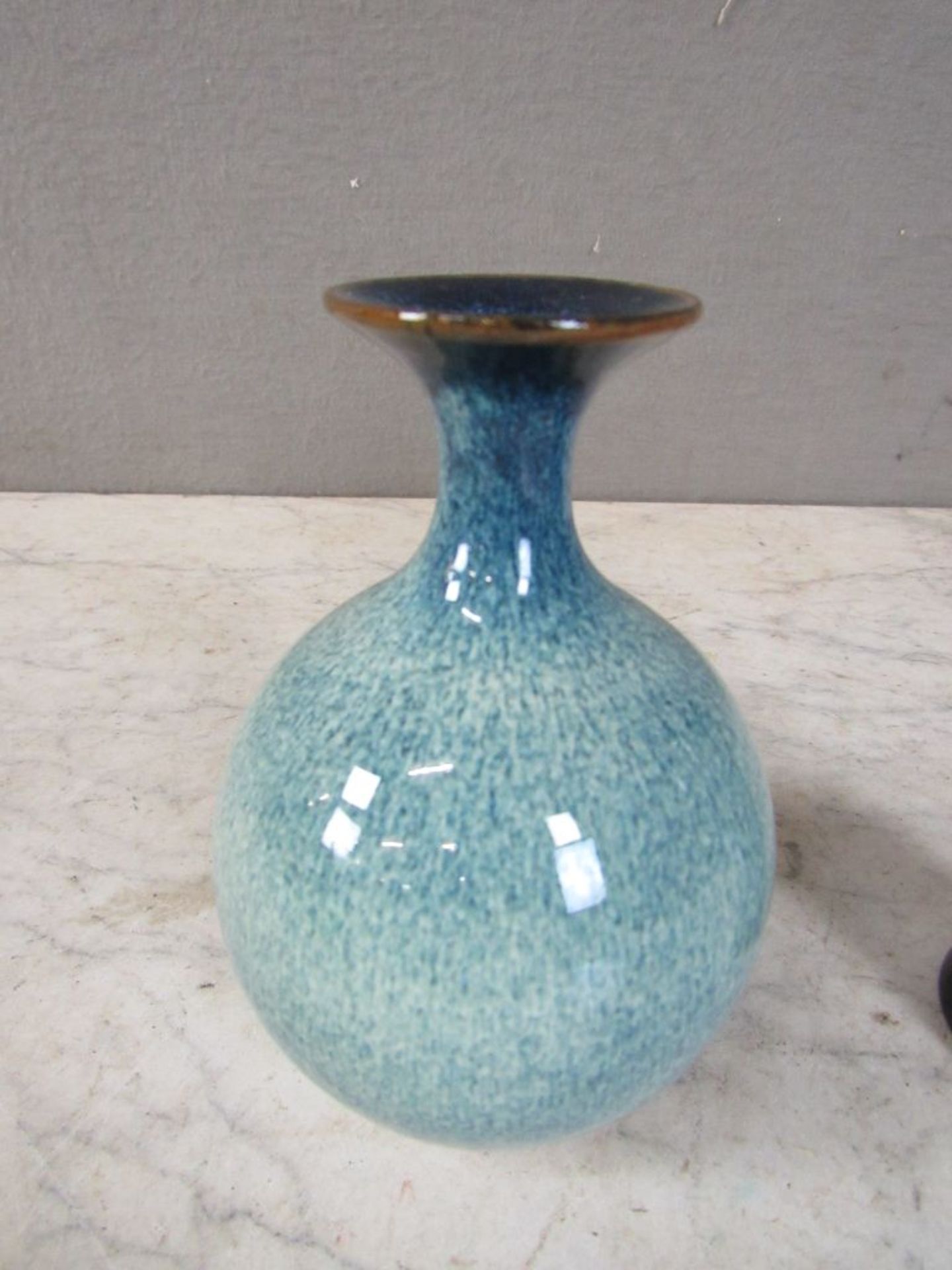 Zwei Vasen farbig staffierte Keramik - Bild 4 aus 6