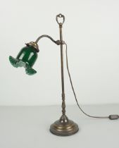 Messing-Tischlampe mit grünem Glaschirm, 20.Jh.