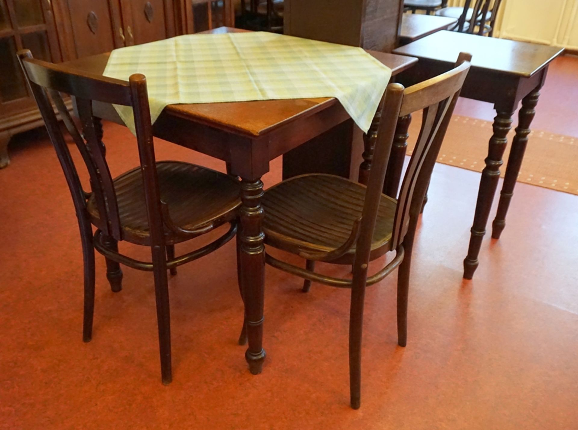 Gaststätten-Mobiliar, um 1920, 40 Stühle, 10 Tische und 2 Beistelltische - Image 5 of 18