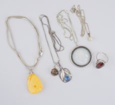 Konvolut Silberschmuck, um 1950: 4 Ketten, 5 Anhänger und 1 Ring