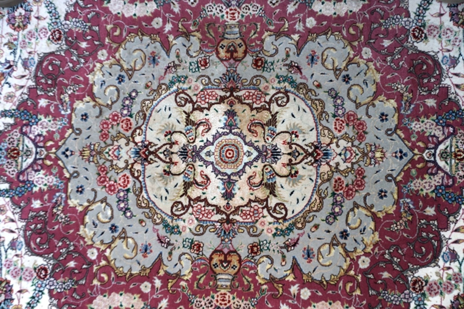 Teppich, Kaschmir, Seide, beige-altrosé-gründig, 350x250cm, ca. 800.000 Knoten - Image 2 of 5