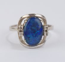 Ring mit Opal-Triplette und 4 Diamant-Brillanten, 585er Weißgold