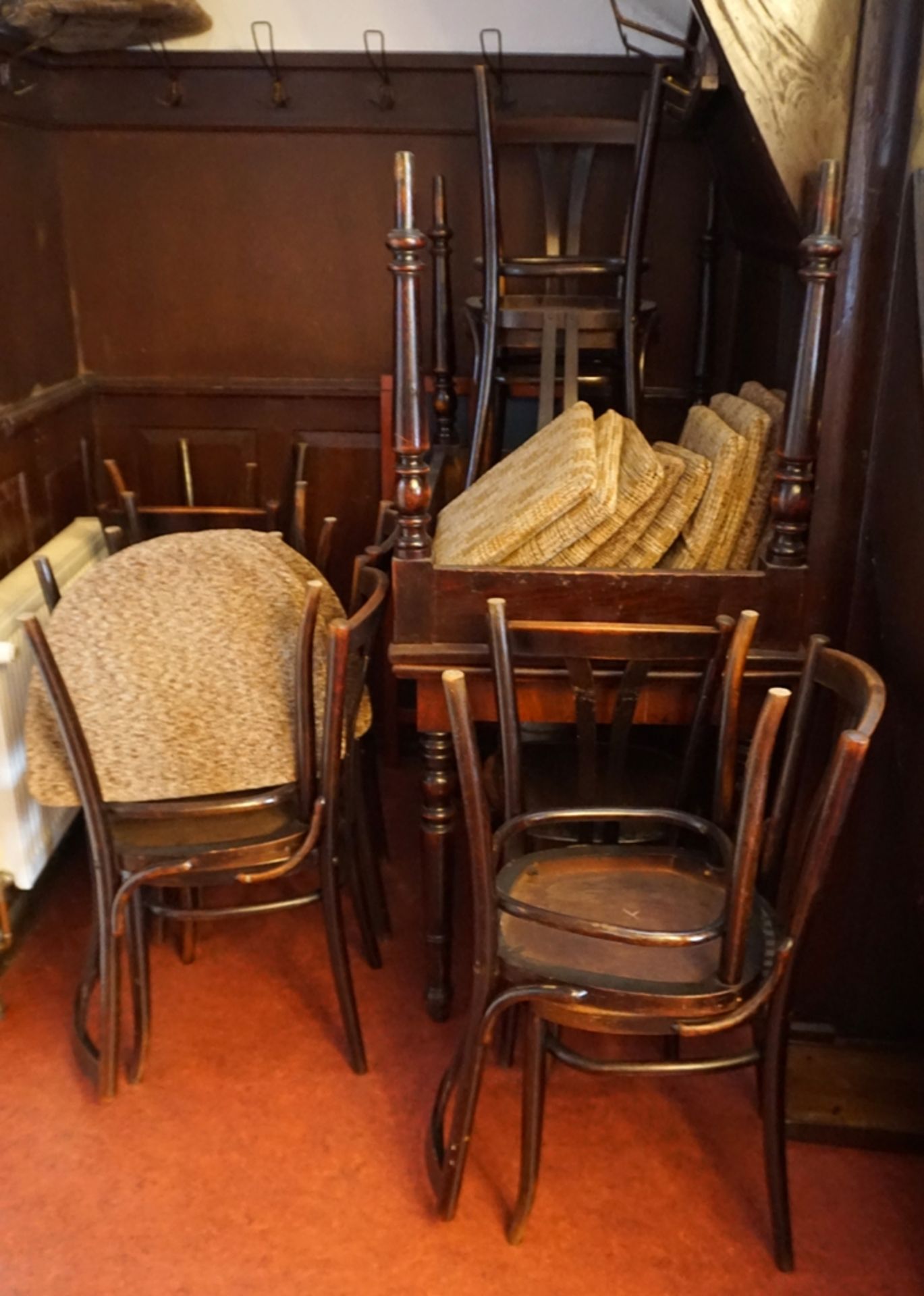Gaststätten-Mobiliar, um 1920, 40 Stühle, 10 Tische und 2 Beistelltische - Image 17 of 18