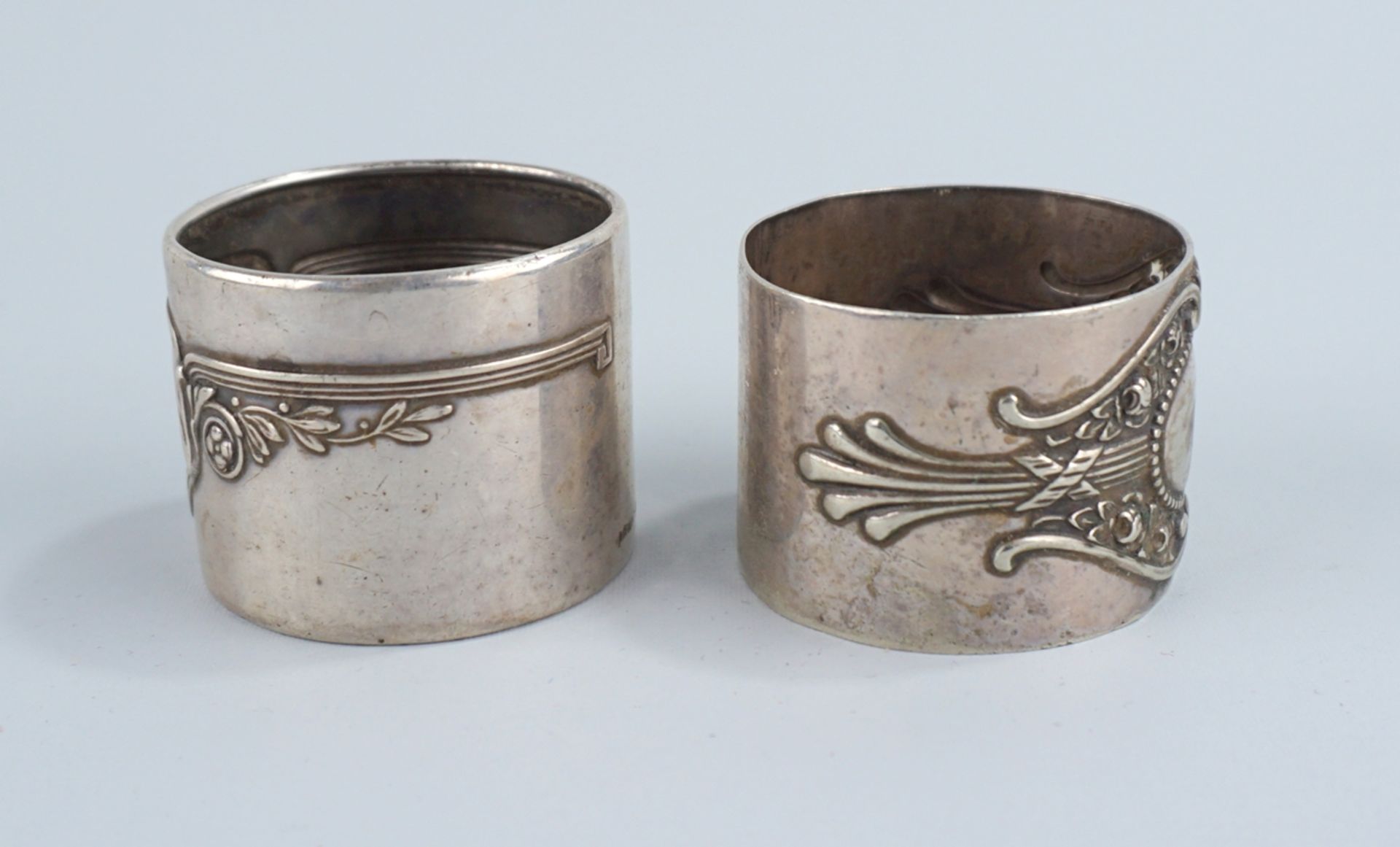 2 Serviettenringe, u.a. 800er Silber, um 1900 - Bild 2 aus 2