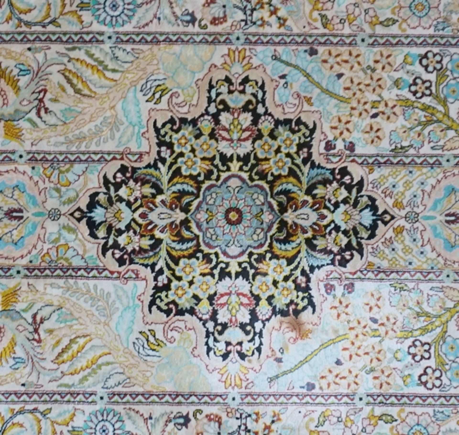Teppich mit zentralem Medaillon, Hereke, Seide - Image 2 of 4