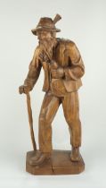 Holzfigur "Pfeife rauchender Wanderer", Karl Demetz, Gröden, Tiroler Holzschnitzkunst, Gesamt-H.52,