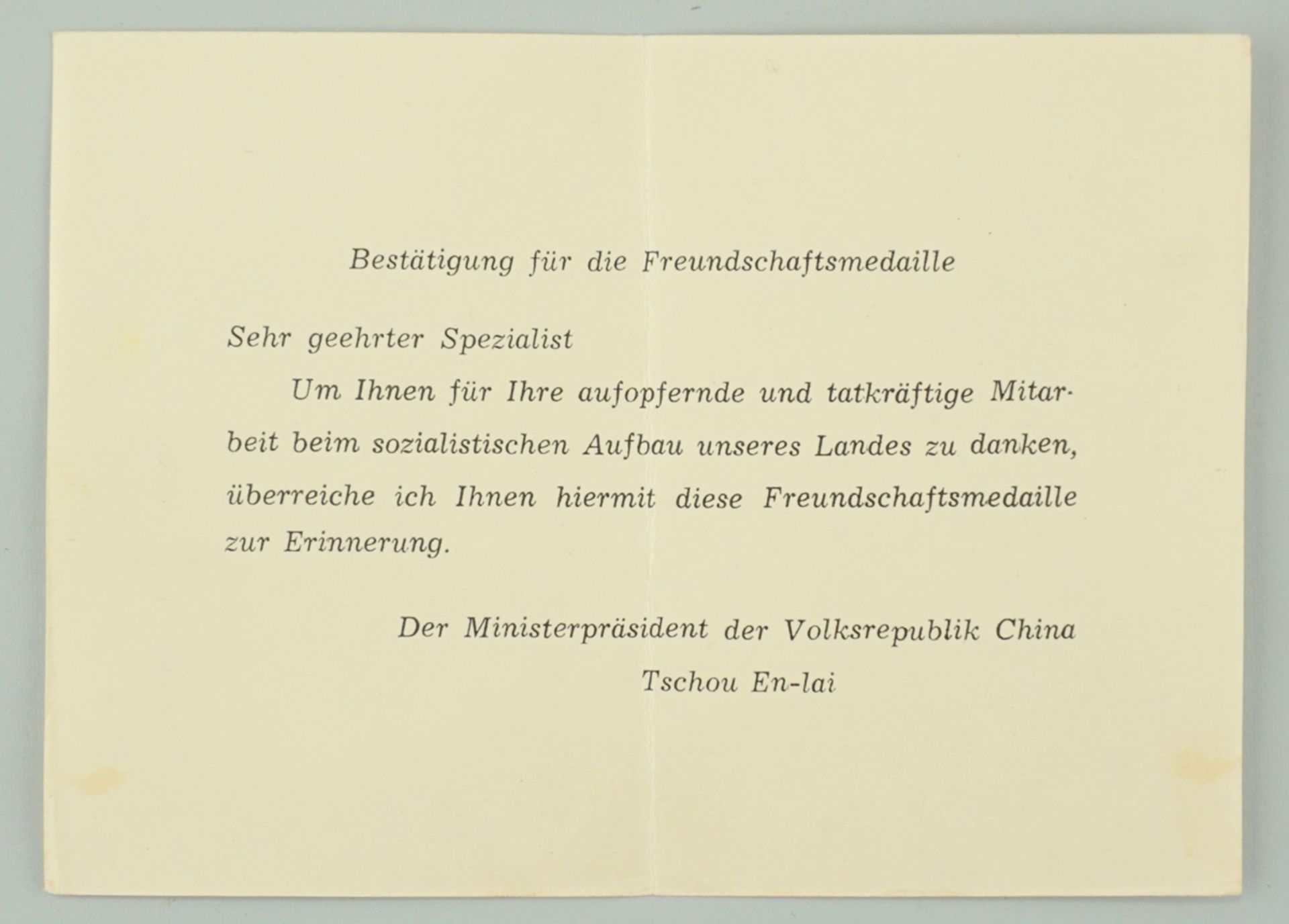 Medaille "Freundschaft" im Originaletui, China und sogn."Mao-Bibel", Mitte 20.Jh. - Bild 4 aus 5