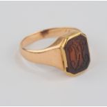 Ring mit Achat-Gemme, "KD"-Monogramm, 585er Gold, um 1900, mit Etui "Walter Weidner, Oberstein-Nahe