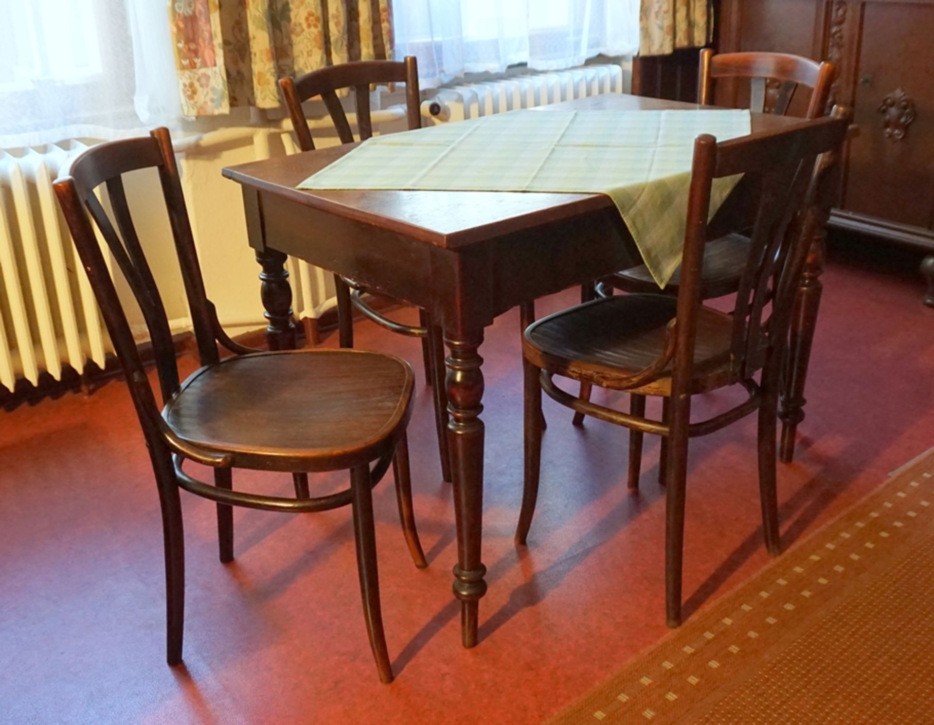 Gaststätten-Mobiliar, um 1920, 40 Stühle, 10 Tische und 2 Beistelltische - Bild 3 aus 18