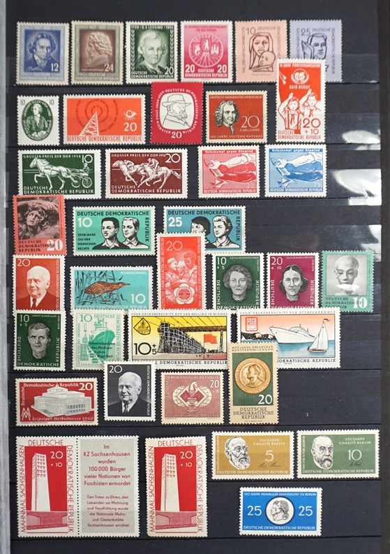 2 Alben mit Briefmarken, DDR ab 1960 - 1987