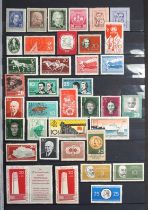 2 Alben mit Briefmarken, DDR ab 1960 - 1987