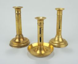 3 Biedermeier-Kerzenleuchter, Messing, davon 2x mit Schieber, um 1850