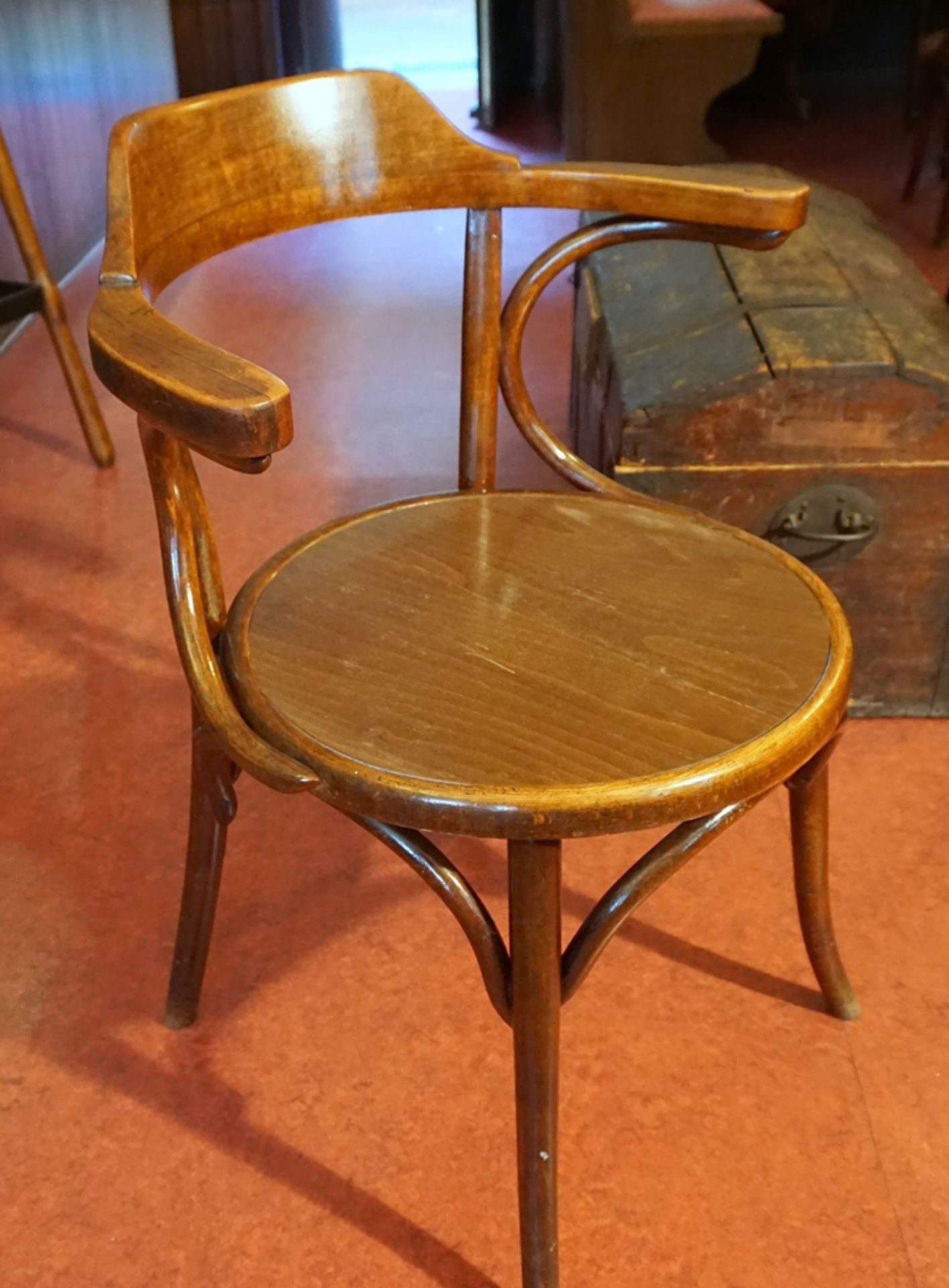 Gaststätten-Mobiliar, um 1920, 40 Stühle, 10 Tische und 2 Beistelltische - Image 14 of 18