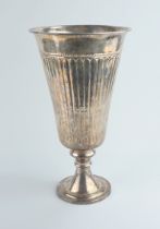 große Vase mit gerippter Wandung, Silberauflage