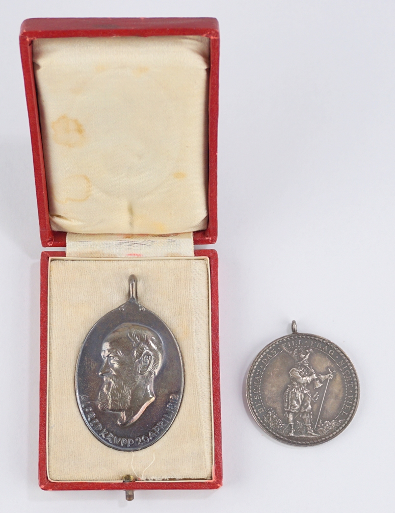 Medaille Friedrich Krupp, 1912, im Etui, dazu Medaille zur Einweihung der Schützengilde Bütow, 1928 - Image 2 of 3