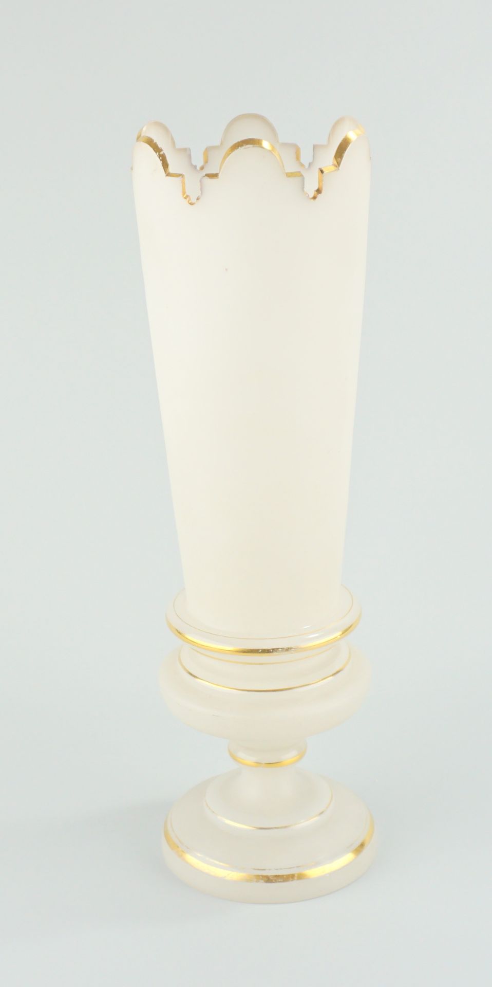Milchglasvase mit Goldkonturen, Biedermeier