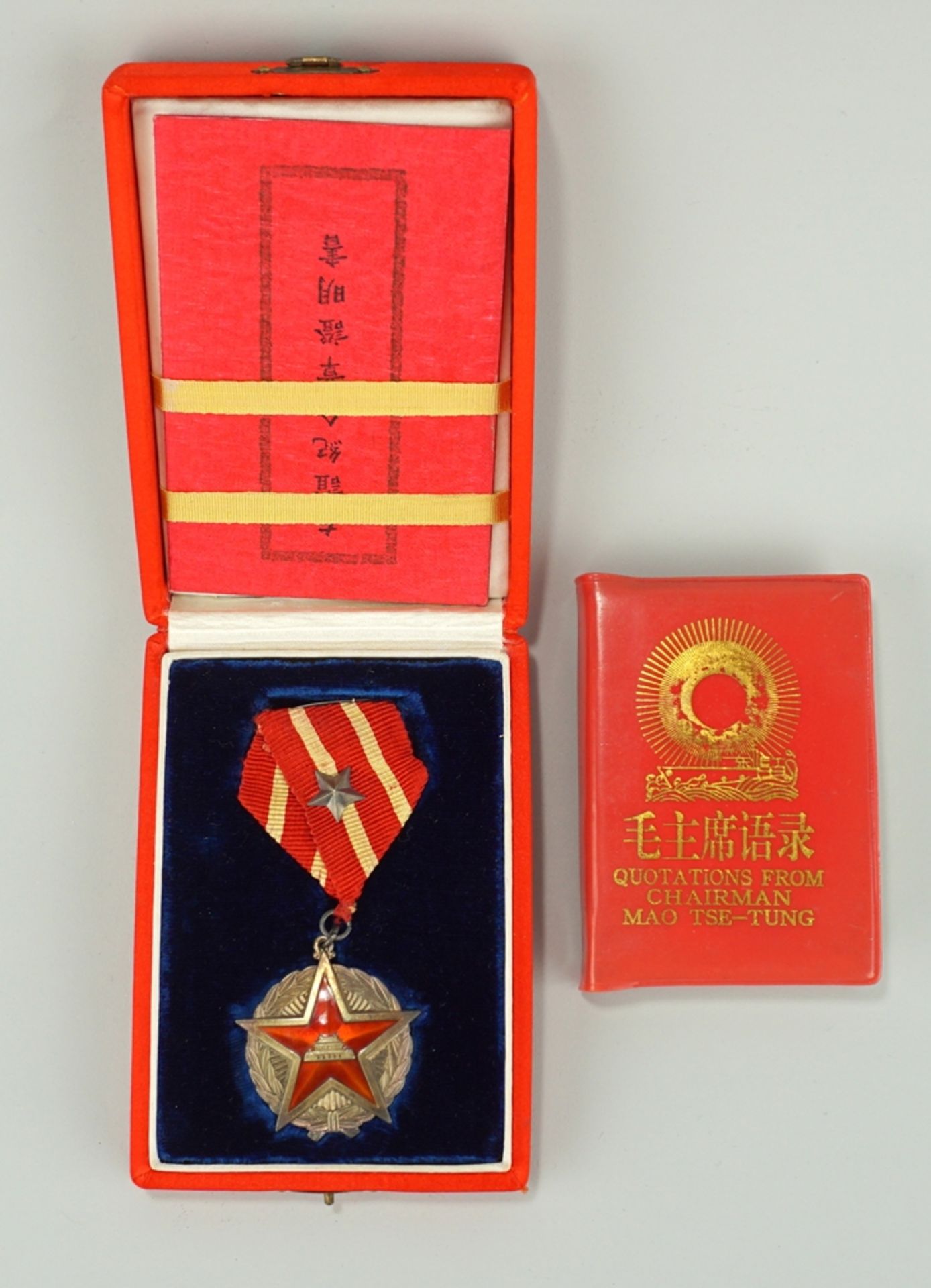 Medaille "Freundschaft" im Originaletui, China und sogn."Mao-Bibel", Mitte 20.Jh.