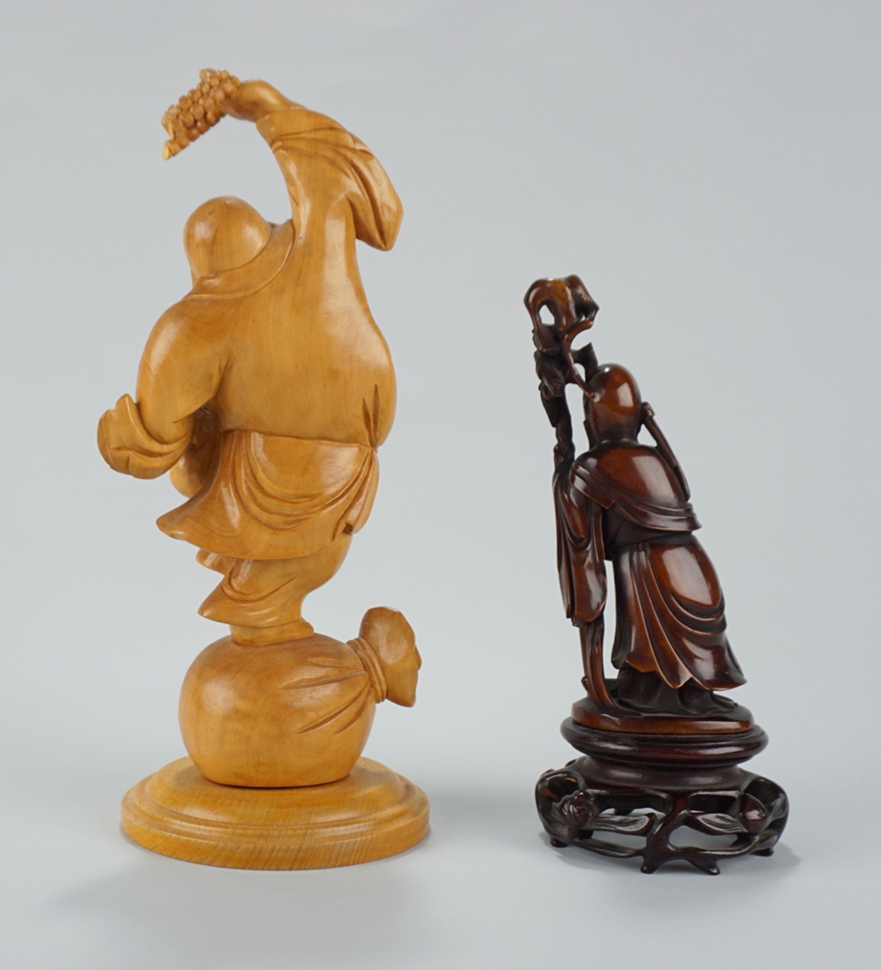 2 geschnitzte Holzfiguren "Glücklicher Buddha" und "Gelehrter", China, 2.Hälfte 20.Jh. - Image 2 of 2