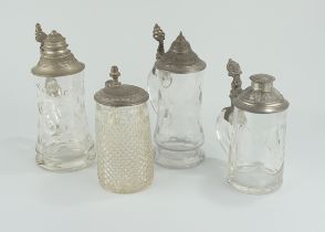 4 Glasbierkrüge mit Zinndeckel, um 1890/1900