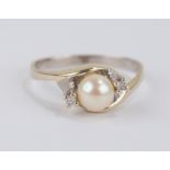 Ring mit Perle und 2 kleinen Diamant-Brillanten, 585er Weißgold