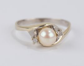 Ring mit Perle und 2 kleinen Diamant-Brillanten, 585er Weißgold