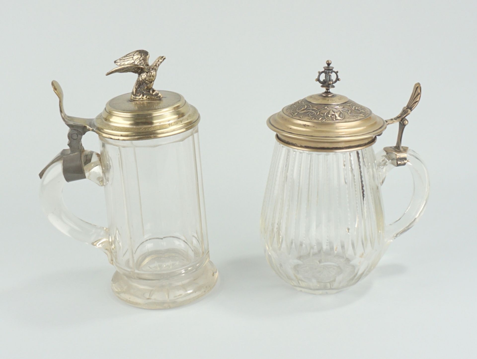 2 Glas-Bierkrüge, 1x "Hotel Weißer Bär" mit 800er Silberdeckel und 1x mit Adler-Bekrönung, um 1880