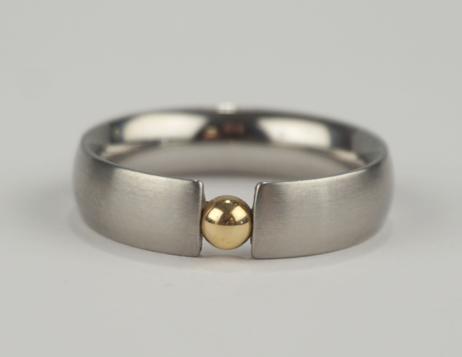 Ring mit kleiner Goldkugel, Stahl