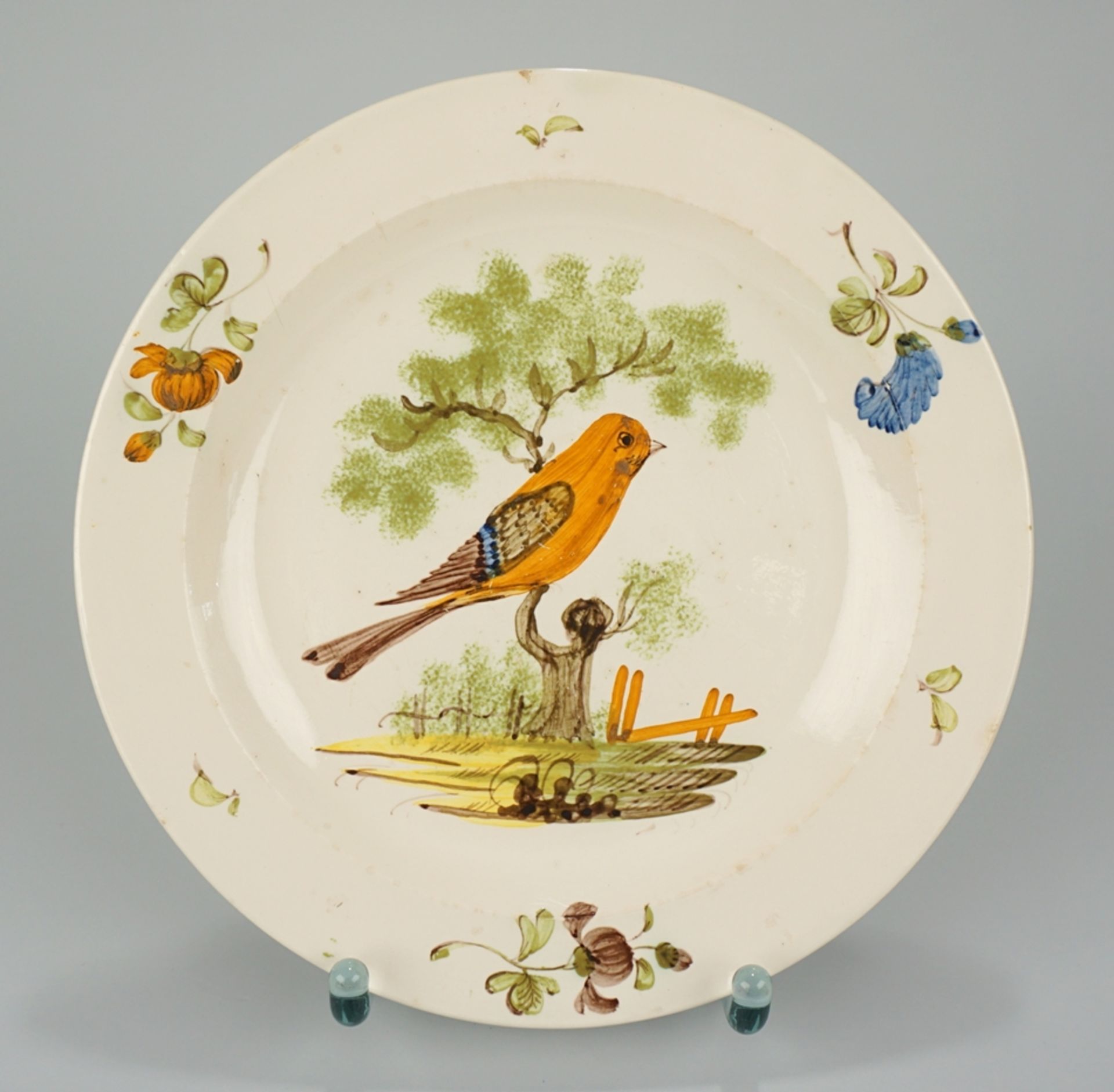 Teller mit orange-braunem Vogel-Motiv, Steingut, Guischard Magdeburg, 2. Hälfte 18.Jh.