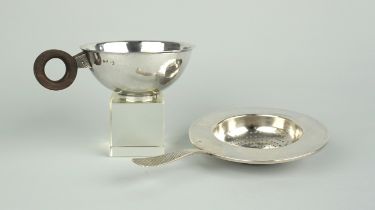 Tasse und Teesieb, 925er Silber, Entwurf wohl Karl Müller 1930er Jahre, Metallwerkstatt Burg Giebic