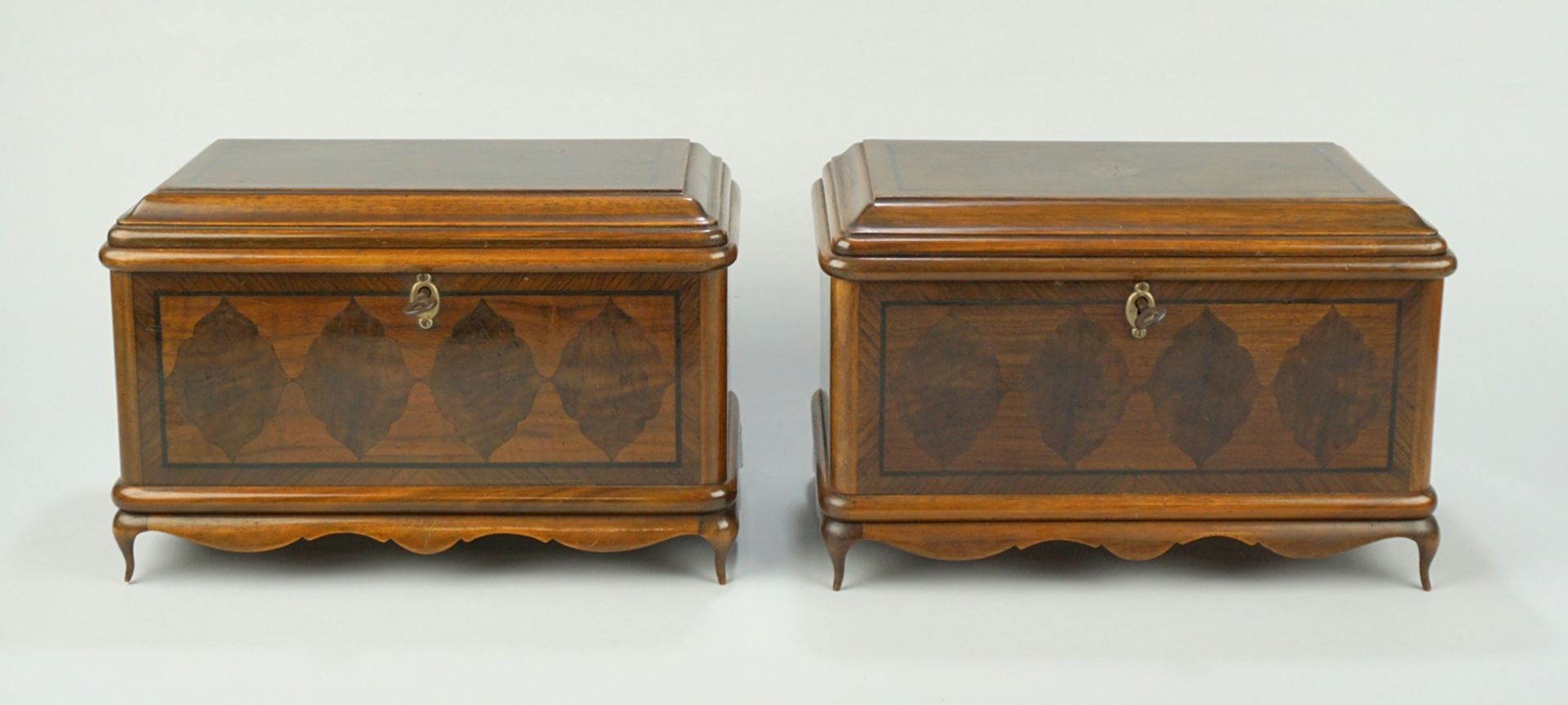 Paar Nähkästchen mit Intarsien, Tischlerarbeit, um 1920