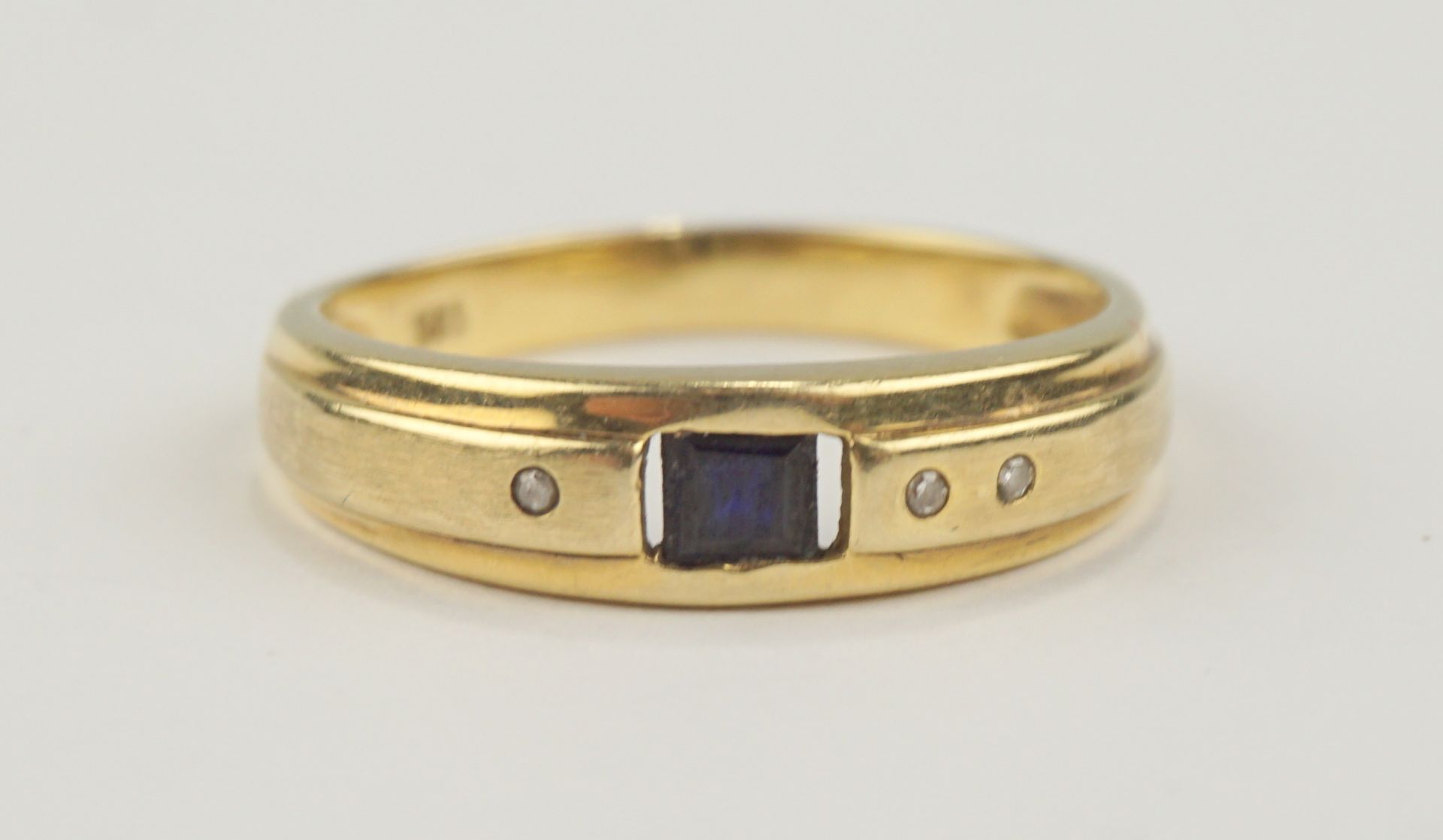 Ring mit Saphir und 3 kleinen Diamant-Brillanten, 585er Gold